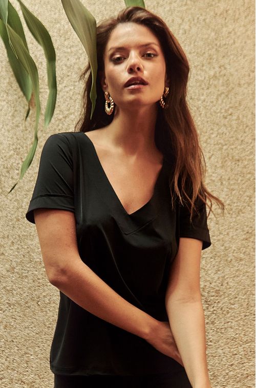 Blusa Black Basic Decote V