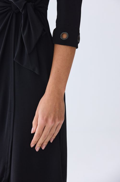 Vestido Wrap Black com Ilhós